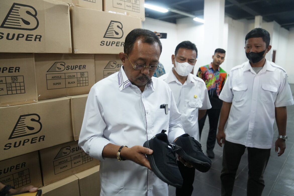 Armuji Eks Wisma Dongdong Produksi Sepatu Untuk Siswa MBR