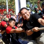 Ini dia Keseruan Walikota Eri Cahyadi Ikut Lomba Tarik Tambang