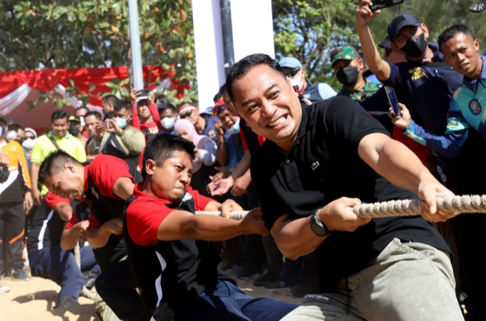 Ini dia Keseruan Walikota Eri Cahyadi Ikut Lomba Tarik Tambang