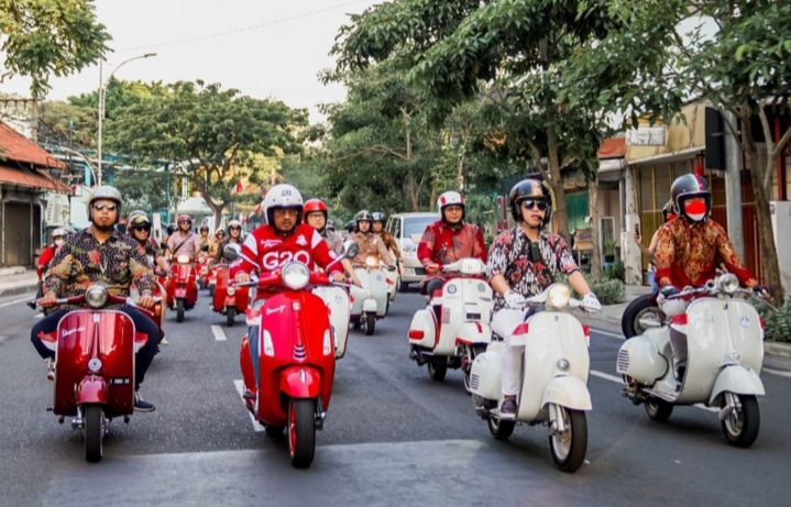 Semarakkan HUT RI ke – 77, Ratusan Vespa ‘Merah Putih’ Keliling Surabaya bersama Cak Ji