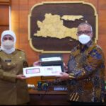 Di Jatim, Gubernur Khofifah Jadi Pemilik Pertama Rupiah Baru