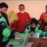 Dinsos Kota Surabaya Beri Pelatihan Sablon untuk Pengemudi Ojol Perempuan