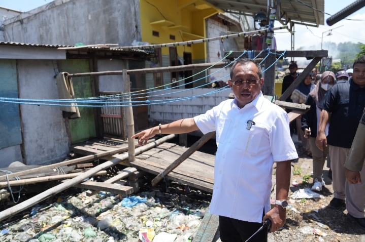 Wawali Surabaya Armuji Marah Besar saat Temui Sungai Tersumbat Sampah