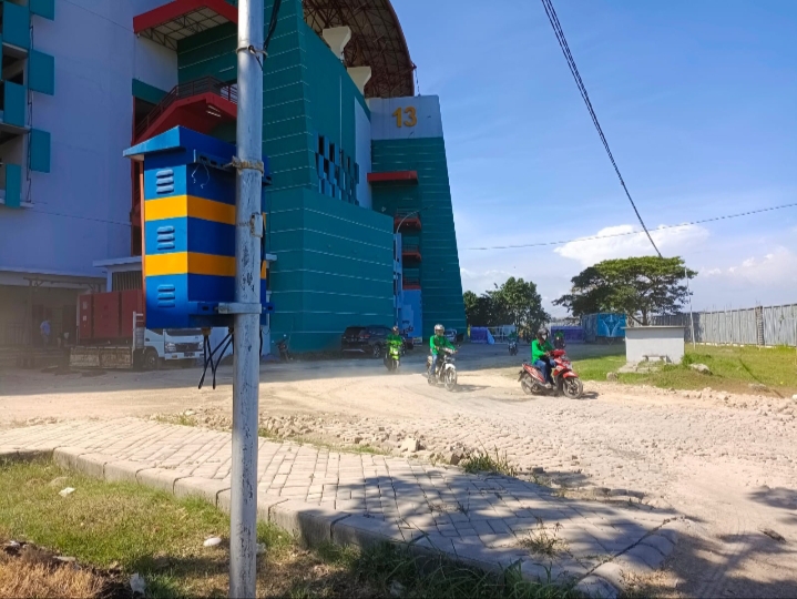 DLH Surabaya Ubah Waktu Buang Sampah Hilangkan Bau di Sekitar Stadion GBT