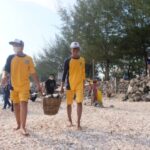 Pemkot Surabaya Bersihkan 1 Ton Sampah di Pantai Kenjeran