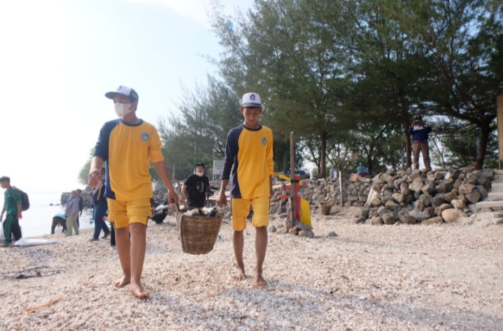 Pemkot Surabaya Bersihkan 1 Ton Sampah di Pantai Kenjeran