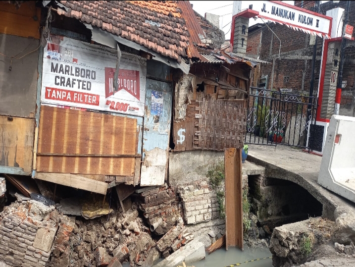 Gawat, Rumah Warga di Manukan Kulon Ambles Akibat Proyek Saluran