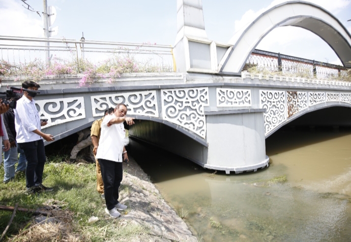 Ada Sedimentasi di Jembatan Ujung Galuh, Wakil Walikota Armuji Perintahkan Normalisasi