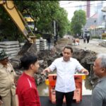 Walikota Eri  Cahyadi Cek Progres Pengerjaan Saluran Air