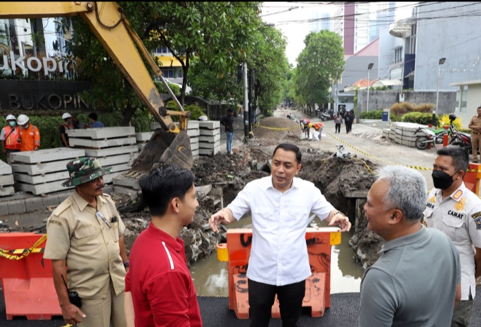 Walikota Eri  Cahyadi Cek Progres Pengerjaan Saluran Air