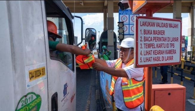 TPS Kampanyekan Safety Riding Dengan Bagikan Rompi ke Sopir Truk