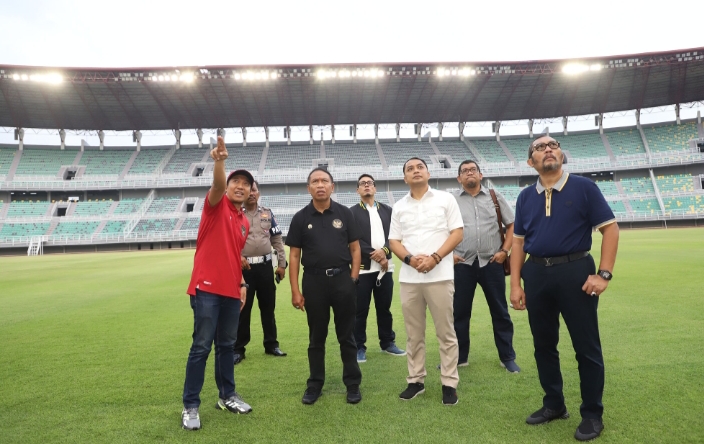 Menpora Bersama Walikota Eri Cahyadi Cek Kesiapan Stadion GBT Sebagai Venue Piala Dunia U-20