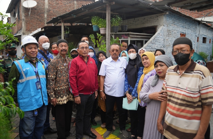 Warga Kalibokor Kencana Sumringah, Penerangan Jalan Kampung yang Diputus Kembali Nyala Usai Disidak Wawali Armuji