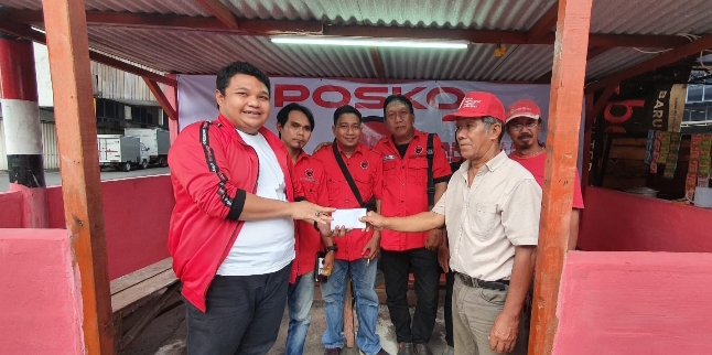Wakil Sekretaris DPC PDIP Surabaya dan PAC PDIP Simokerto beri bantuan Posko PDIP Gembong dan Warga MBR