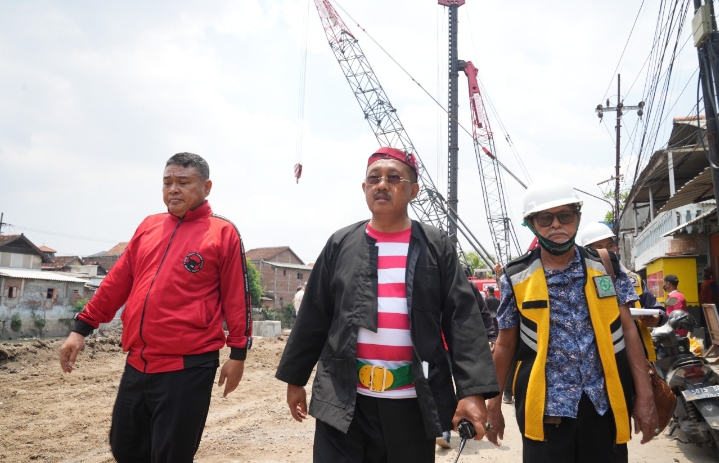 Wawali Armuji Cek Pemasangan CCSP di Tanggul Sungai Asemrowo