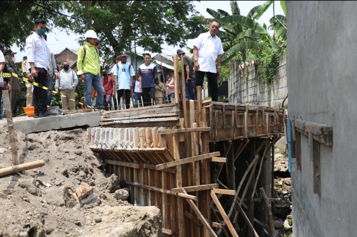 Pekerjaan Jembatan di Lontar Lama Terhenti, Wakil Walikota Armuji Marah Besar