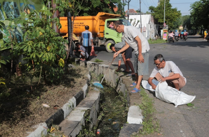 Pemkot Surabaya Terjunkan 20 Dump Truck Pengangkutan Sampah Hasil Kerja Bakti Warga