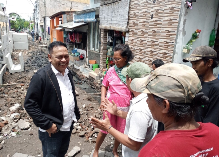 Wakil Ketua Komisi B Cek Pemasangan Box Culvert di Menur Pumpungan