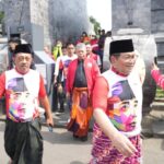 Wawali Armuji Gowes dan Ziarah ke Makam Bung Karno bareng Seskab Pramono Anung dan Sekjen PDIP Hasto