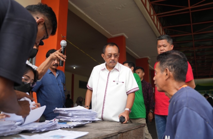 Tinjau Penyaluran BLT BBM di Kantor Pos, Wawali Armuji Minta Warga Manfaatkan dengan Benar