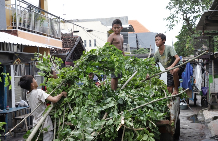 Dukung Program ‘Surabaya Bergerak’, Remaja Tambak Segaran Wetan ikut Kerja Bakti