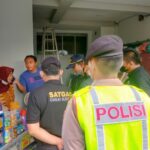 Satpol PP Surabaya dan Bea Cukai Razia Rokok Ilegal di Toko Kelontong