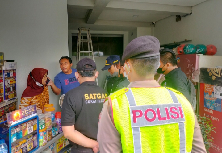 Satpol PP Surabaya dan Bea Cukai Razia Rokok Ilegal di Toko Kelontong