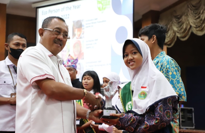 Wawali Armuji Serahkan 80 Penghargaan Terbaik di Awarding Surabaya Eco School