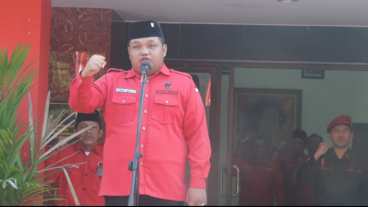 Wakil Sekretaris DPC PDI Perjuangan Surabaya Achmad Hidayat Pimpin Upacara HUT PDIP ke 50 Tahun