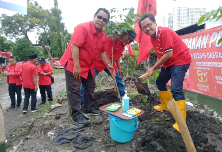 HUT PDI, Legislator PDIP Surabaya Sukadar dan Warga Tanam Pohon di Simomulyo