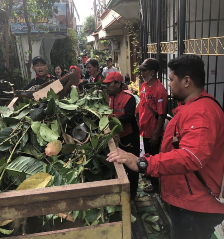 Kerja Rakyat, PDIP Wonokromo dan Arjuna Rizky DK Lakukan Kerjabakti Massal