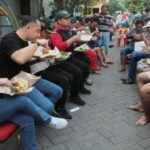 Saat Walikota Surabaya Nikmati Nasi Bungkus Bersama Warga Usai Kerja Bakti