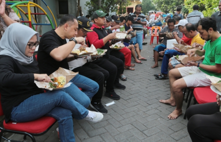 Saat Walikota Surabaya Nikmati Nasi Bungkus Bersama Warga Usai Kerja Bakti