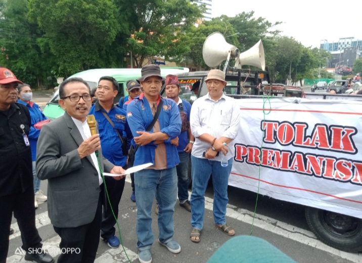 AH Thony Temui Pekerja PT Gunung Kelud yang Demo di Gedung DPRD Surabaya