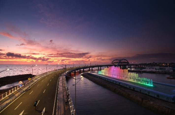 Asiiik, Wisata Air Mancur Menari Jembatan Suroboyo Kembali Dibuka