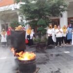Damkar Surabaya Simulasi Antisipasi Kebakaran ke Bunda Paud