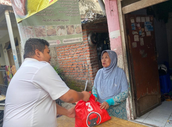 Ramadhan, Wakil Sekretaris DPC PDIP Surabaya Bantu Bahan Pokok Untuk Lansia