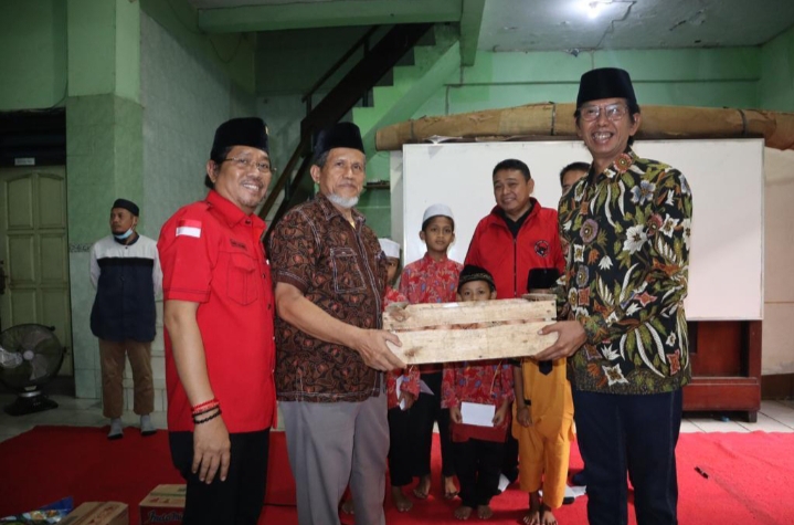 Ramadhan, Budi Leksono Bersama Ketua DPC PDIP Surabaya Kunjungi Panti Asuhan Yatim Piatu