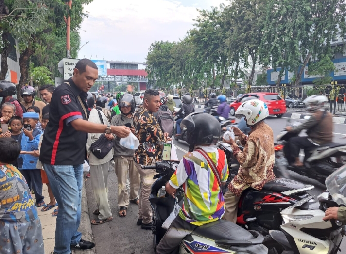 DPD M1R Salam Sarane Bersatu Jatim berbagi 500 Takjil