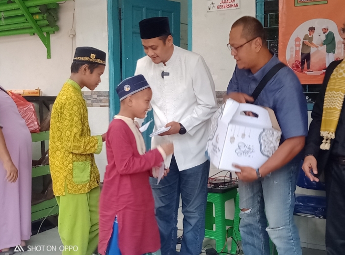 Ramadhan, Anggota Dewan dari PKS Surabaya Berikan Santunan ke Warga Pakis