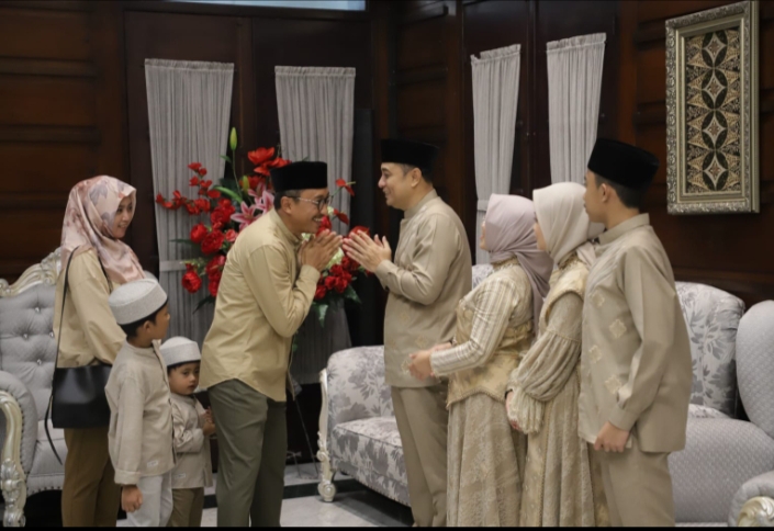 Warga Surabaya Hadiri Open House Lebaran Walikota Eri Cahyadi 