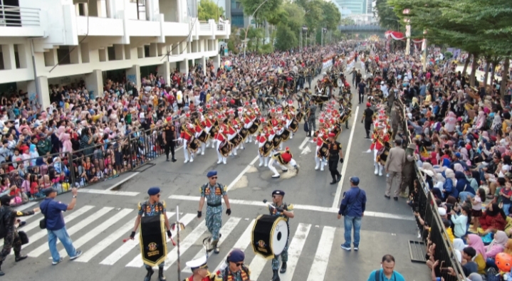 Kereta Kencana Ramaikan Parade Surabaya Vaganza 2023