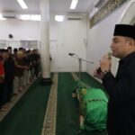 Wali Kota Eri Cahyadi Antarkan Mantan Wali Kota Surabaya Whisnu Sakti Buana ke Peristirahatan Terakhirnya