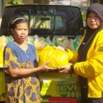 Puncak Peringatan HUT Surabaya, Partai Golkar Bagikan Ratusan Paket Sembako ke Warga 