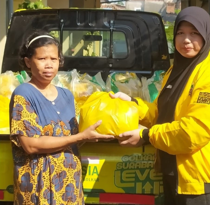 Puncak Peringatan HUT Surabaya, Partai Golkar Bagikan Ratusan Paket Sembako ke Warga 