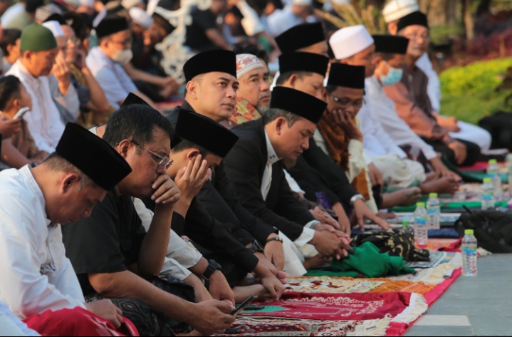 Shalat Idul Adha di Taman Surya, Eri Cahyadi: Ini Momentum untuk Berbagi!