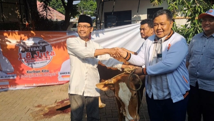 PKS Kota Surabaya Bagikan 8.800 Paket Daging Kurban