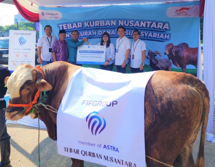 FIFGROUP Tebar Kurban 3 Sapi dan 399 Kambing untuk Indonesia