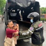 Tertibkan Dua Keluarga Luar Daerah yang Mengemis di Traffic Light, Pemkot Surabaya Bina-Pulangkan