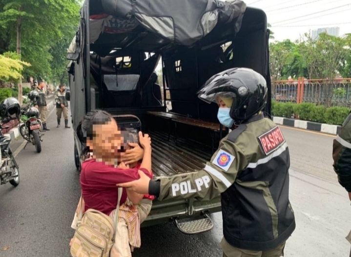 Tertibkan Dua Keluarga Luar Daerah yang Mengemis di Traffic Light, Pemkot Surabaya Bina-Pulangkan